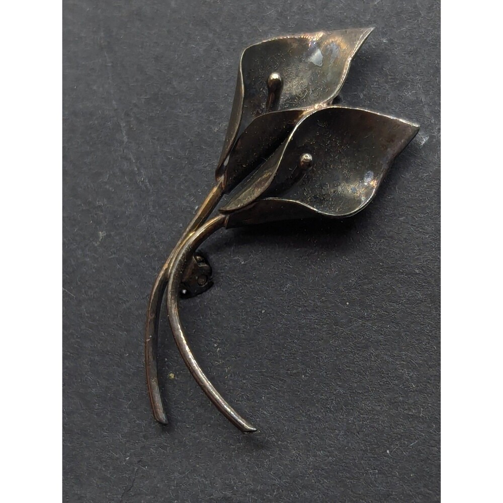 Beautiful Vintage Stuart Nye Sterling Silver Lily Flower brooch pin